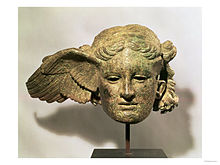 Réplique d'une tête d'Hypnos en bronze datée du IVe siècle av. J.-C. Trouvée à Civitella d'Arno, en Italie. – Exposée au British Museum de Londres.