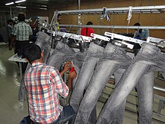 Processo de tratamento de resina em jeans.