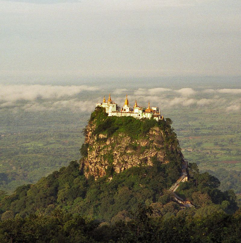 Monasterios de Taung Kalat, el santuario en la cima del monte Popa · Crédito Brian Snelson Flickr
