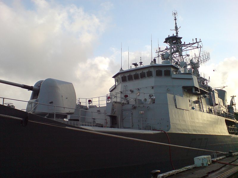 File:Te Kaha's Bridge And The Main Gun.jpg