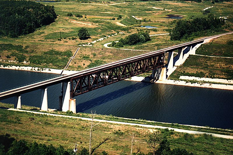 File:Tenn-Tom Waterway ICG railroad bridge.jpg