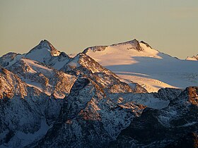 Vista de la cabeza de Ruitor, a la derecha, desde el norte.