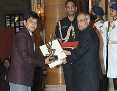 Prezident, Shri Pranab Mukherjee, předávající cenu Arjuna za rok 2014 Shri Abhishek Verma za lukostřelbu, na třpytivém ceremoniálu v Rashtrapati Bhavan v Novém Dillí 29. srpna 2014.jpg