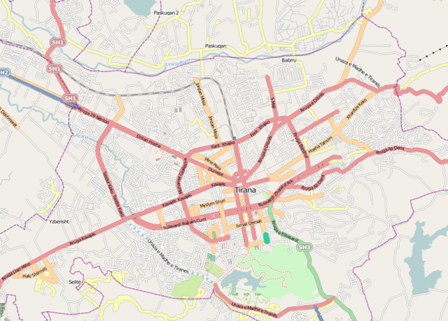 Mapa konturowa Tirany, blisko centrum na dole znajduje się punkt z opisem „Katedra Zmartwychwstania Pańskiego”