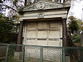La cripta de los D'Abovilles en el cementerio Père Lachaise de París.