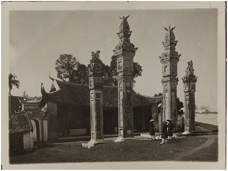 File:Tonkin, province Hadong, Hadong - pagode de Chem dite des 4 colonnes - l'entrée.jpg