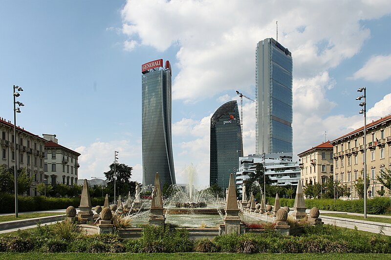 File:Torri e fontana delle quattro stagioni viste dal piazzale Giulio Cesare a Milano.jpg