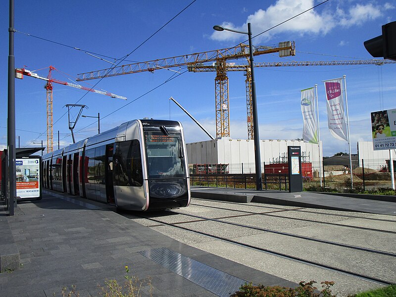 File:Tramway Méliès Saint-Symphorien Tours.jpg