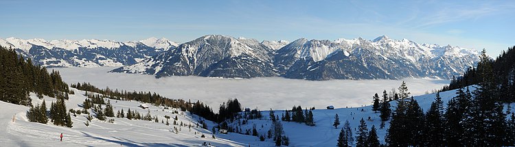 Панорама горнолыжного курорта Ченгла Бюрзерберг (нем. Tschengla Bürserberg). Бюрзерберг, Австрия.