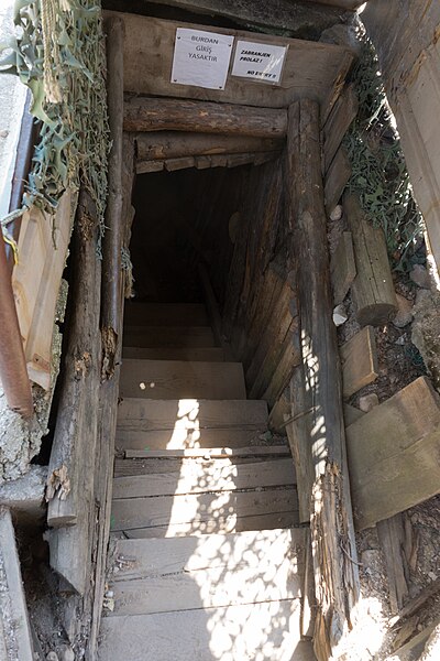 File:Tunnel entry - Sarajevo Tunnel Museum.jpg