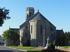 L'église de Trescalan et son clocher belvédère.