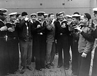 Amerikanska och sovjetiska sjömän firar segern över Japan (VJ Day) i Alaska.