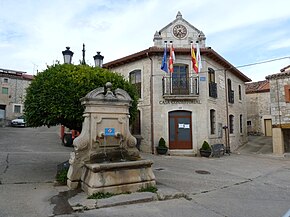 Valdeande - Ayuntamiento y fuente.jpg