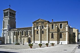 Вид на собор Сен-Аполлинер с площади Ормо