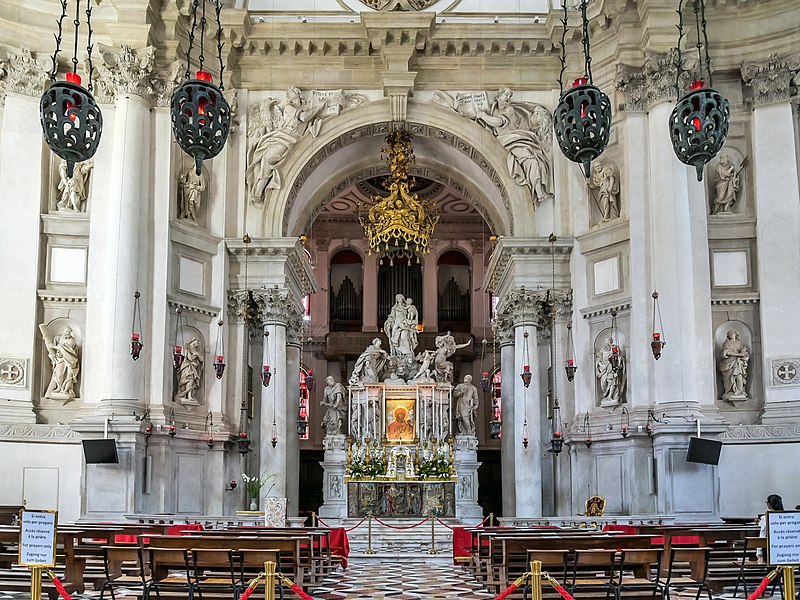 File:Venezia - Santa Maria della Salute - interior with main altar.jpg