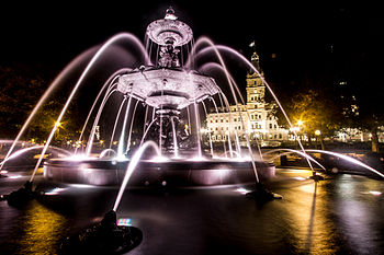 8. Vieux Quebec At Night FontaineDeTourny and Parliament Fotografia: imaginairephoto.com Licenza: CC-BY-SA-3.0