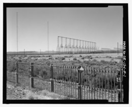 Вид на юг с двумя эхолотными антеннами слева - радиолокационная сеть обратного рассеяния над горизонтом, Радиолокационная станция Рождественской долины, передающий сектор, четыре антенны эхолота, на безымянном HAER OR-154-F-1.tif