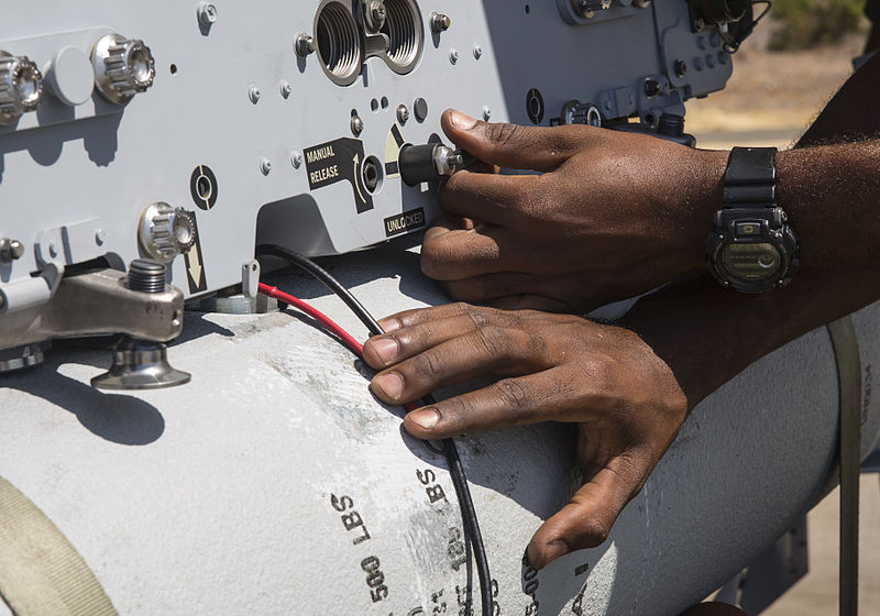 File:Viking ordnance Marines conducts high-explosive loading training 130104-M-RB277-035.jpg