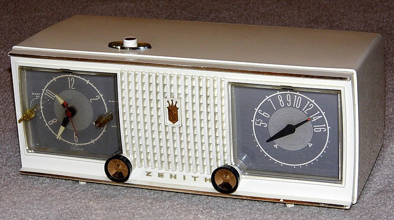 File:Vintage Zenith Clock Radio, Model C519, Broadcast Band Only (MW), 5 Tubes, Made In USA, Circa 1960 (15713148495).jpg