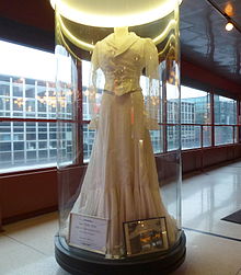 Lange, witte jurk in een museum