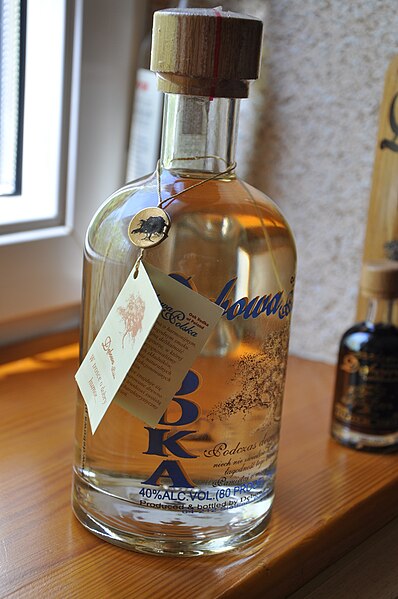 File:Vodka Dębowa Polska.JPG