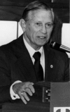Schwarz-Weiß-Foto von Mann in Anzug und schwarzer Krawatte