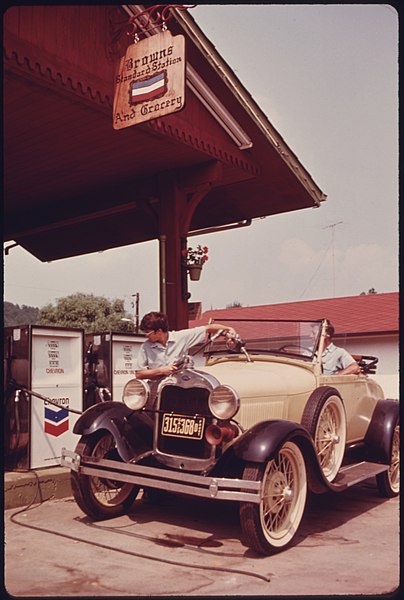 File:WARREN BROWN, OWNER OF THE SERVICE STATION AND GROCERY ON MAIN STREET IN HELEN, GEORGIA, SITS IN A 1929 FORD WHILE... - NARA - 557685.jpg