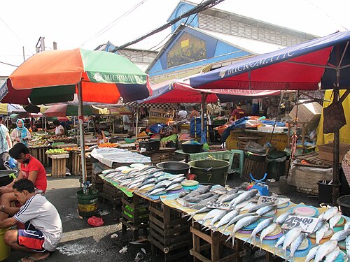 Informal street vendors in front of the old Quinta Market in 2011. In 2017, hundreds of these vendors were cleared from the market by the Manila city government.