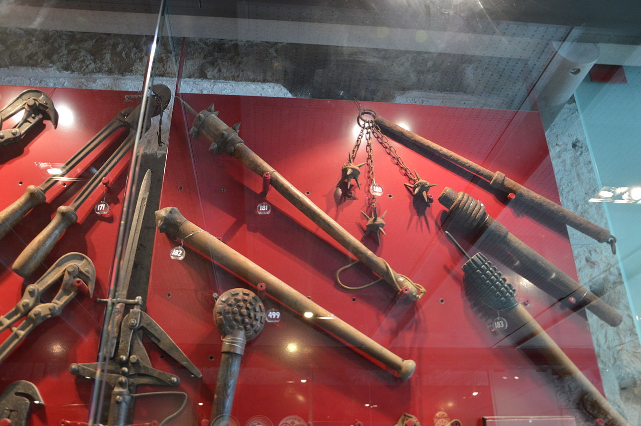 1280px-WWI_maces_and_wirecutters_tre_sassi_museum.JPG