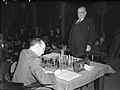 Wereldkampioenschap Schaken. Samuel Reshevsky noteert een zet en wedstrijdleider, Bestanddeelnr 902-6136.jpg