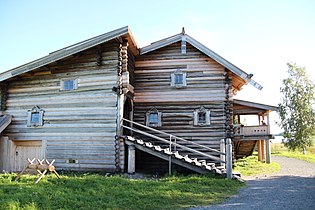 Будинок Єлізарова в Кижах. Видно дерев'яний пандус до воріт повіті, двері на нижній поверх і ґанок житлової частини.