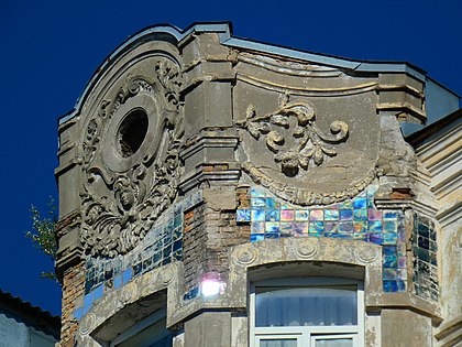 Бічний аттик з маскароном, візерунками і синьою кахлею