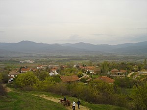 Поглед на селото Сулдурци со Радовишката котлина и планината Плачковица во позадината