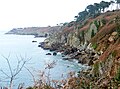 Poullan-sur-Mer : les falaises entre Keriéré et Kergavan vues depuis Kergren ; à l'arrière-plan les Roches Blanches (en Douarnenez).