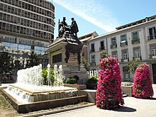 Estatua de Isabel la Católica recibiendo a Cristóbal Colón