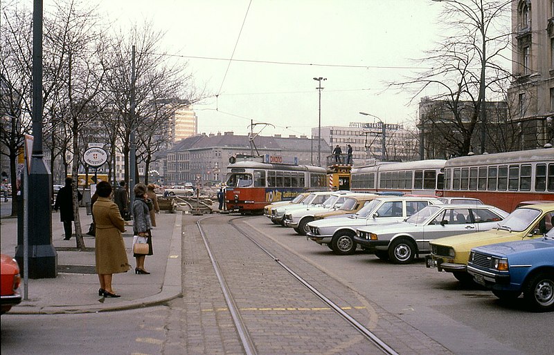 File:078L11020281 Stubenring, Blick Richtung Julius Raab Platz - Aspernbrücke, Strassenbahn Linie B, Typ E1 02.02.1981.jpg