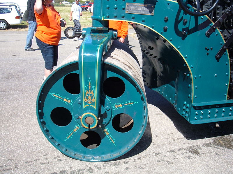 File:1924 blue Buffalo Springfield steam roller steering roller.JPG