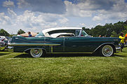 Cadillac Sedan de Ville (1957) mit vorderer und hinterer Panoramascheibe. Scheiben und Dach finden sich auf den übrigen Marken erst 1958.