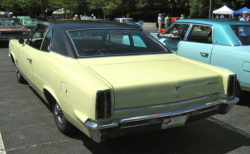 File:1967 AMC Ambassador 880 2-door sedan yellow AnnMD-r.jpg