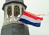 Nationalflagge mit orangem Wimpel