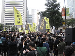 民眾熱烈參與打小人活動。2011年3月6日。