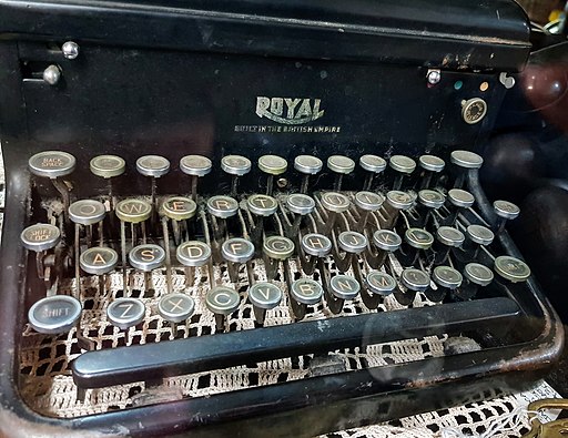 512px-2018-09-22_Royal_typewriter_keyboa