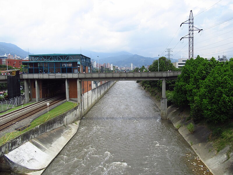 File:2018 Río Medellín y estación de metro Poblado.jpg