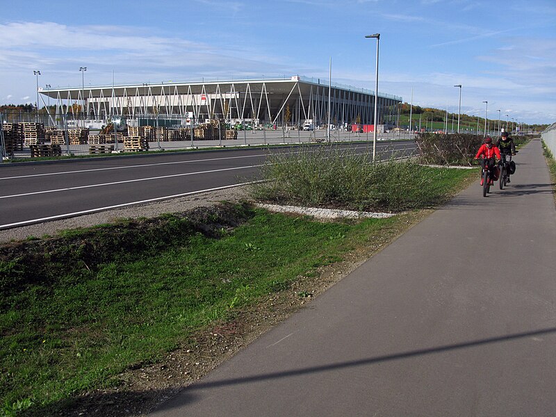 File:2020-10-25 Neubau eines Fußballstadions für den Sportclub Freiburg, im Vordergrund die Suwonallee.jpg