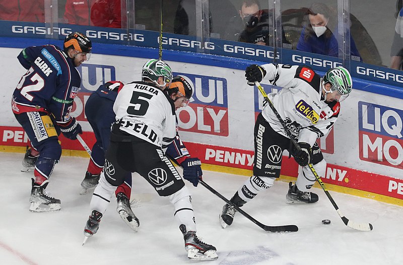 File:2022-02-27 Eisbären Berlin gegen Krefeld Pinguine (Deutsche Eishockey-Liga 2021-22) by Sandro Halank–156.jpg