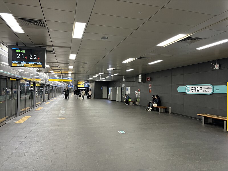 File:202403 Gyeongui-Jungang Line Eastbound Platform and Nameboard of Hongik University Station.jpg