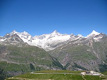 Weisshorngruppe von der Gornergratbahn aus gesehen, Blick auf die Mattertalseite bzw. die Ostseite der Weisshorngruppe. Im Hintergrund der Hauptkamm mit (von links nach rechts) Ober Gabelhorn 4063 m, Wellenkuppe 3903 m, Trifthorn 3728 m, Pointe du Mountet 3877 m, Bildmitte Zinalrothorn 4221 m, Pointe Sud du Moming 3963 m, Schalihorn 3975 m und Weisshorn 4505 m. Vor dem Ober Gabelhorn liegen das Mittler Gabelhorn 3685 m und das Unter Gabelhorn 3392 m. In den Grat laufend vor dem Zinalrothorn befinden sich das Ober Äschhorn 3669 m und das Unter Äschhorn 3618 m. Weiter gibt es im Vordergrund von links nach rechts das Wisshorn 2936 m, das Platthorn 3345 m und das Mettelhorn 3406 m zu sehen.