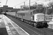 D11 (45 122) der British Rail durchfährt im März 1981 mit einem Reisezug nach London St. Pancras den Bahnhof Luton; erste ausgelieferte Lokomotive der BR-Klasse 45