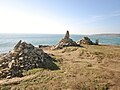 Les tas de pierres de la pointe du Castel.