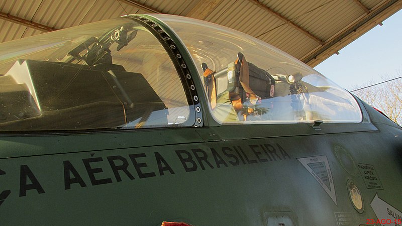 File:AMX A-1M na Academia da Força Aérea (AFA) em Pirassununga. O caça foi desenvolvido por um consórcio internacional, formado pelas empresas Embraer,(Brasil) Al - panoramio (1).jpg